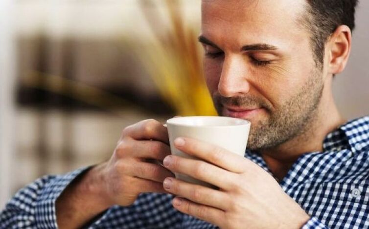 Мъж пие напитка от чай от огнище за повишаване на потентността